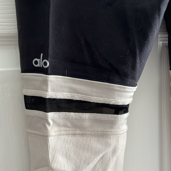 Alo Yoga 7/8 Black and Taupe Mesh leggings Size S - Picture 3 of 4